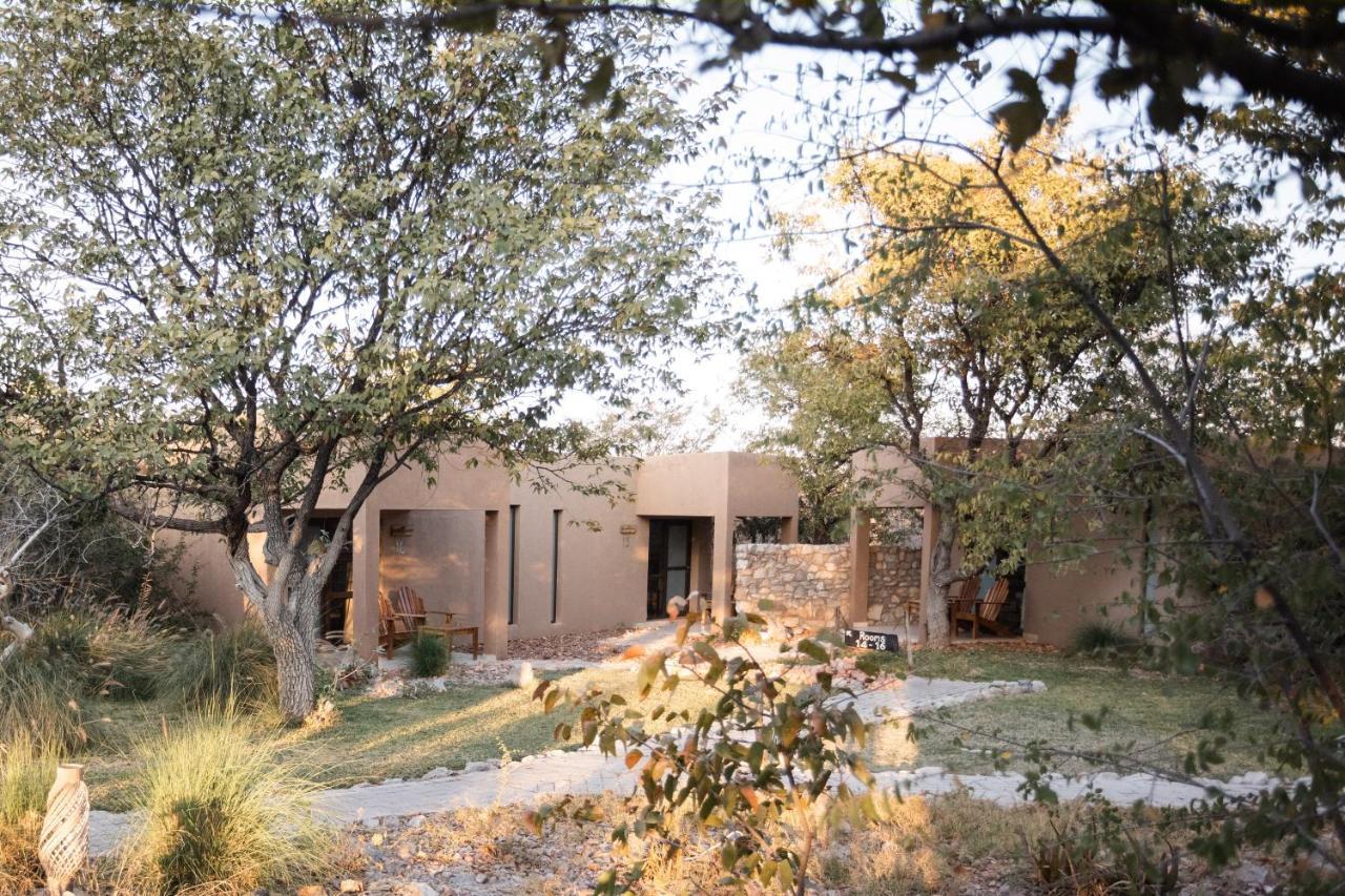 Toshari Lodge Okaukuejo Exterior foto